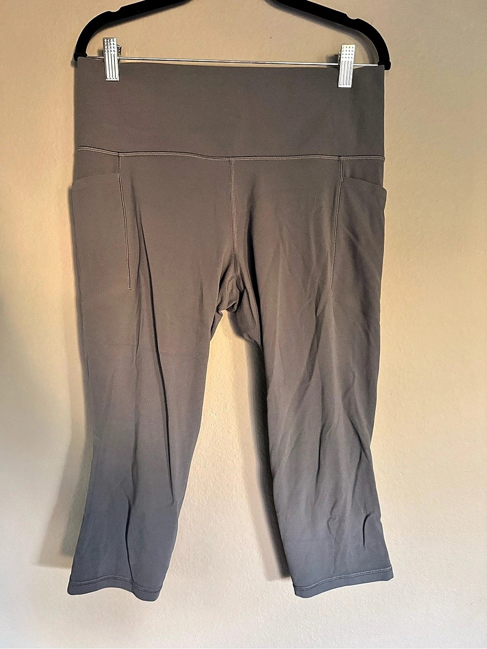 Athleta Salutation Stash High Rise Capri Leggings Gray Large🩶🩶🩶